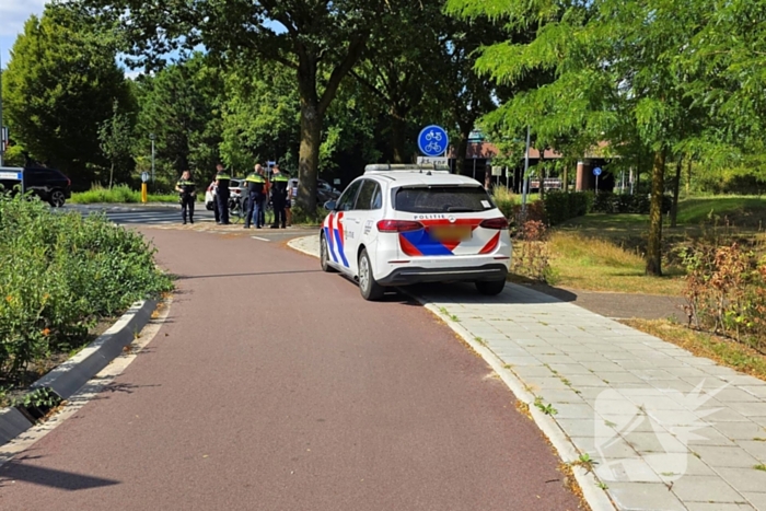 Botsing tussen automobilist en fietser op rotonde