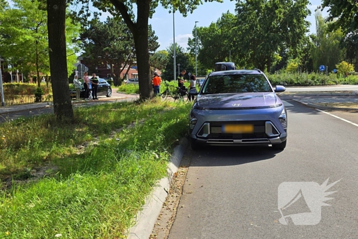 Botsing tussen automobilist en fietser op rotonde