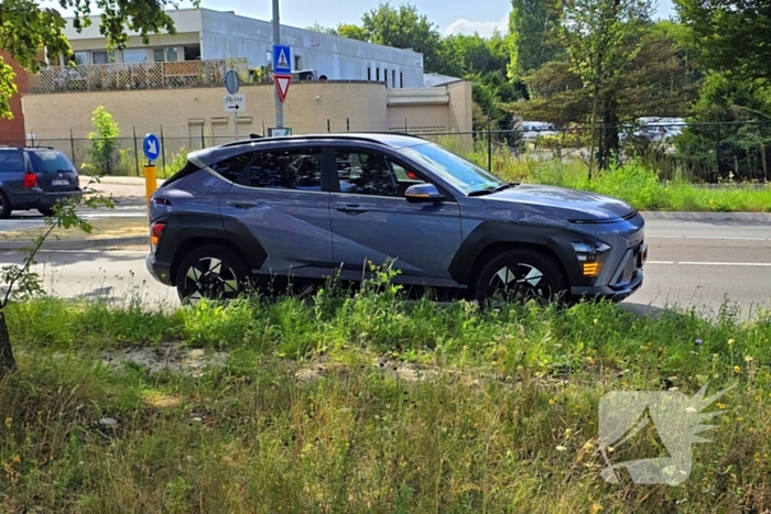 Botsing tussen automobilist en fietser op rotonde