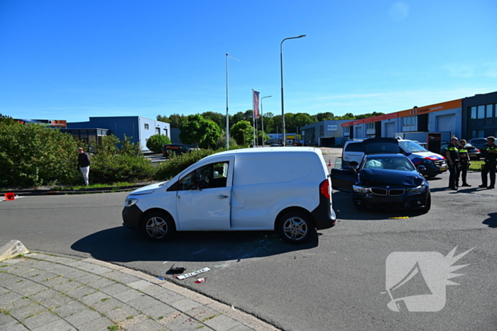 Aanrijding met bestelbus op zijkant