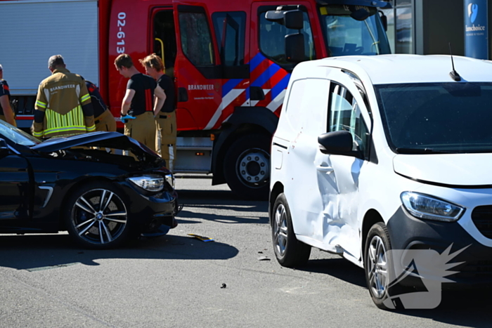 Aanrijding met bestelbus op zijkant