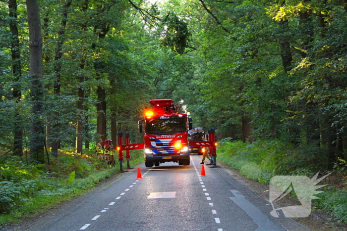 Hoogwerker in storing tijdens verwijderen tak