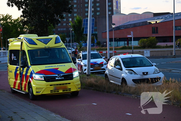 Auto crasht op rotonde en raakt paal