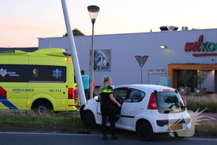 Auto crasht op rotonde en raakt paal