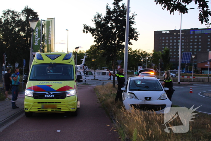 Auto crasht op rotonde en raakt paal