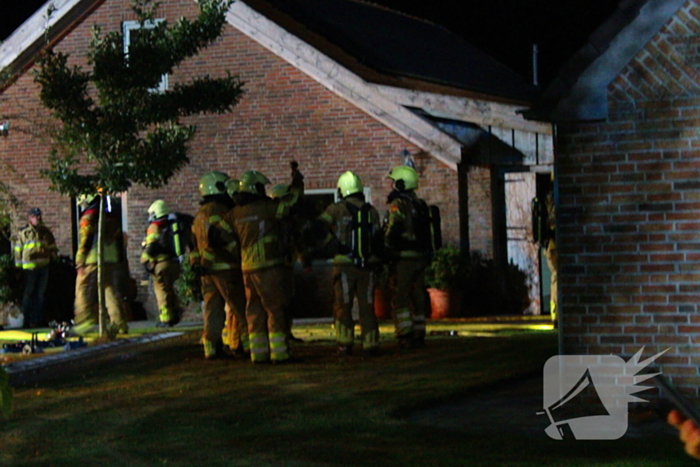 Brand in dak boerderij snel onder controle