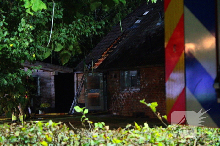 Brand in dak boerderij snel onder controle