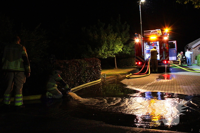 Brand in dak boerderij snel onder controle