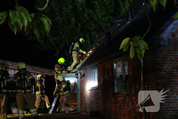 Brand in dak boerderij snel onder controle