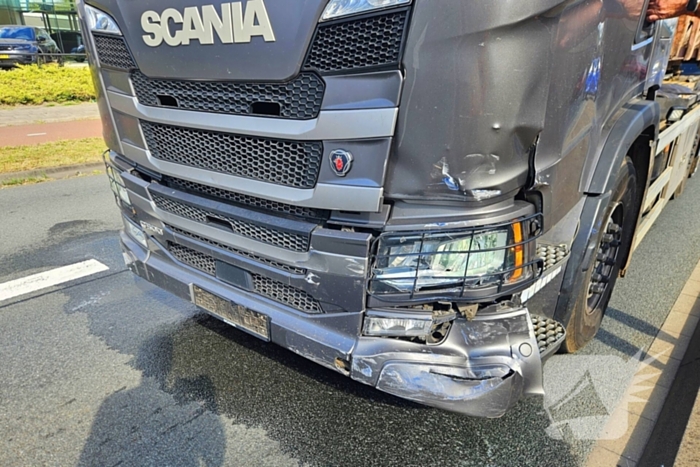 Vrachtwagen en auto botsen bij invoegen