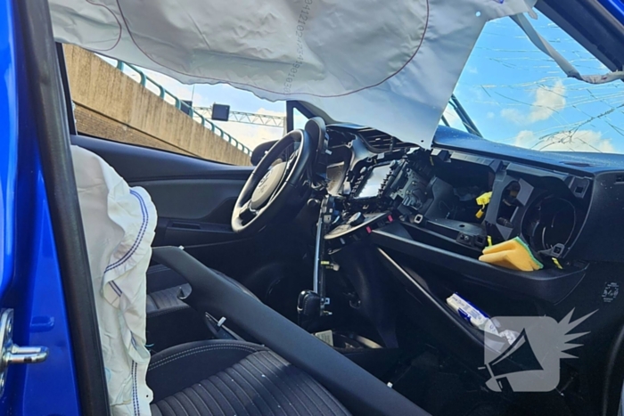 Vrachtwagen en auto botsen bij invoegen