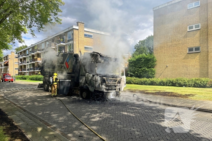 Vrachtwagen in vlammen opgegaan