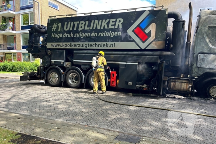 Vrachtwagen in vlammen opgegaan