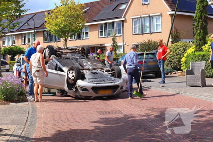 Auto op de kop na botsing