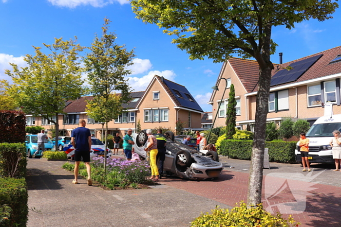 Auto op de kop na botsing