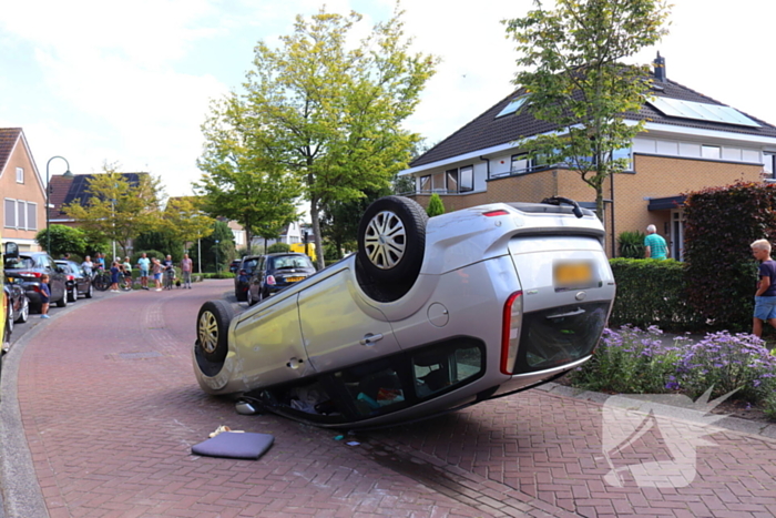 Auto op de kop na botsing
