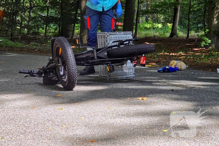Fatbiker gewond bij aanrijding met doorrijdende bestuurder, boodschappen over de weg