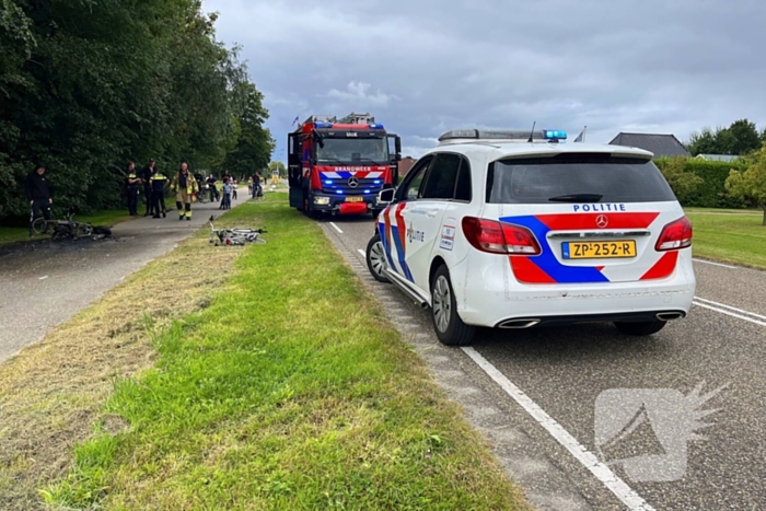 Brandweer blust uitgebrande scooter