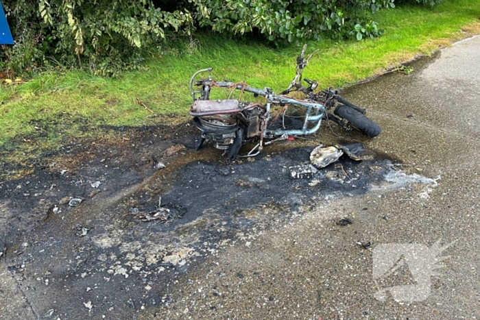 Brandweer blust uitgebrande scooter