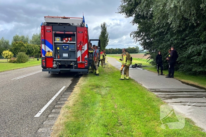 Brandweer blust uitgebrande scooter