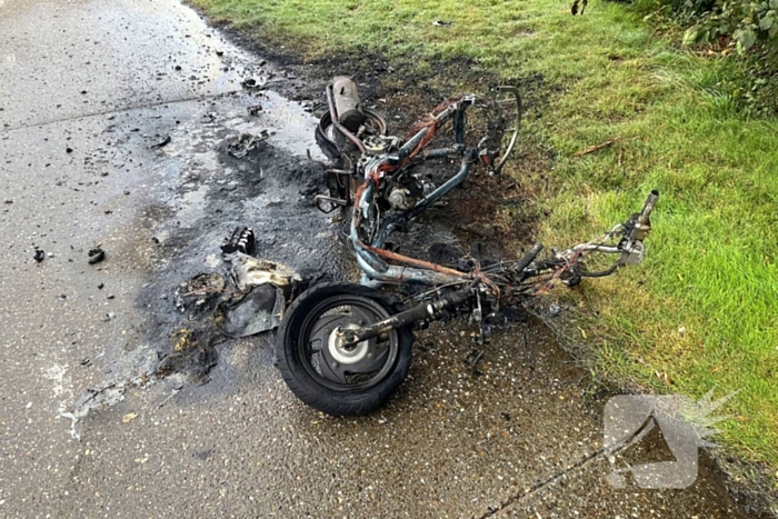 Brandweer blust uitgebrande scooter