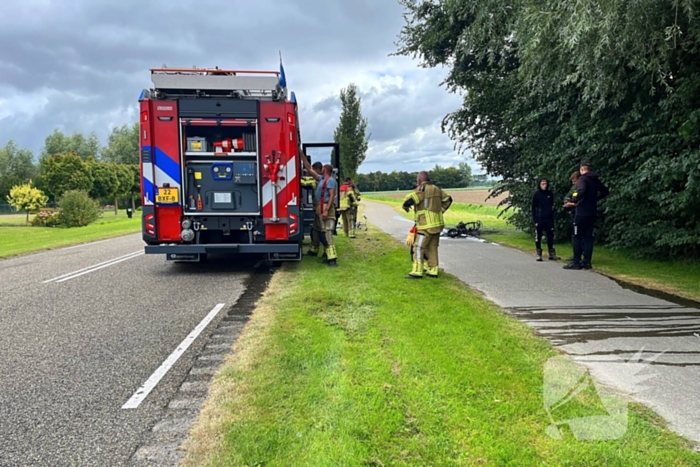 Brandweer blust uitgebrande scooter
