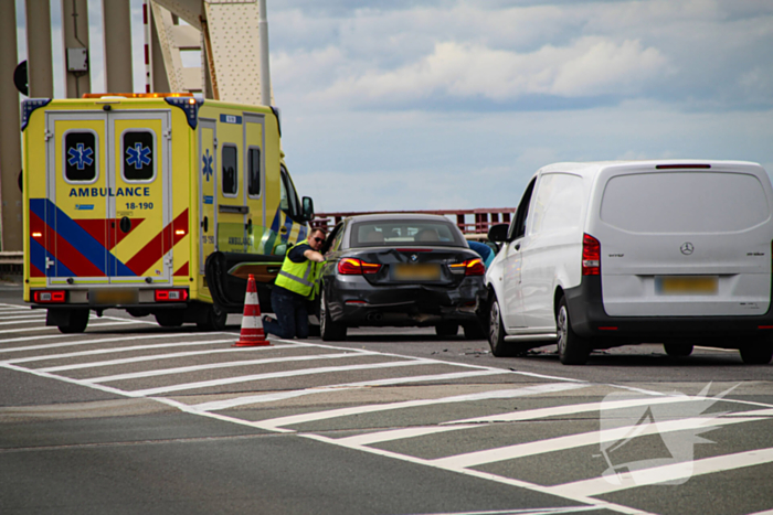 Bestelbus rijdt in op voorganger