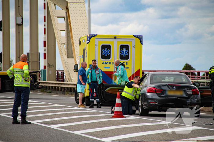 Bestelbus rijdt in op voorganger