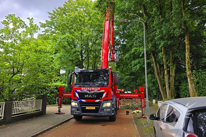 brandweer verwijdert gevaarlijke tak