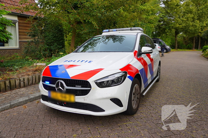 Auto raakt fietser op oversteekplaats