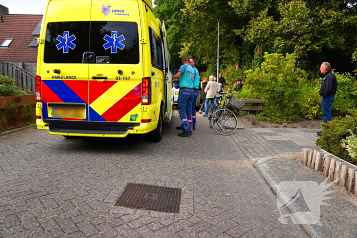 Auto raakt fietser op oversteekplaats