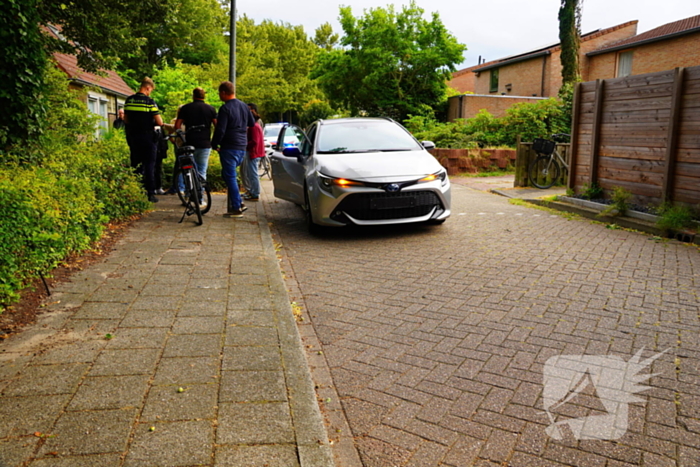 Auto raakt fietser op oversteekplaats