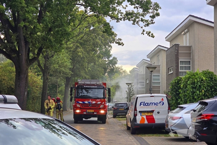 Brand in elektrische auto bij woning