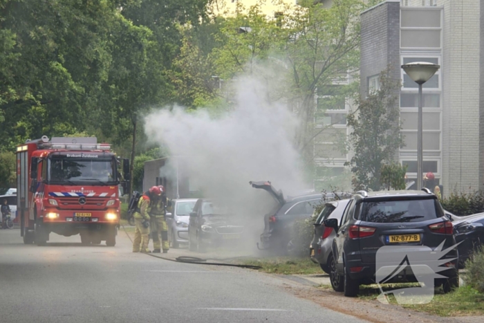 Brand in elektrische auto bij woning