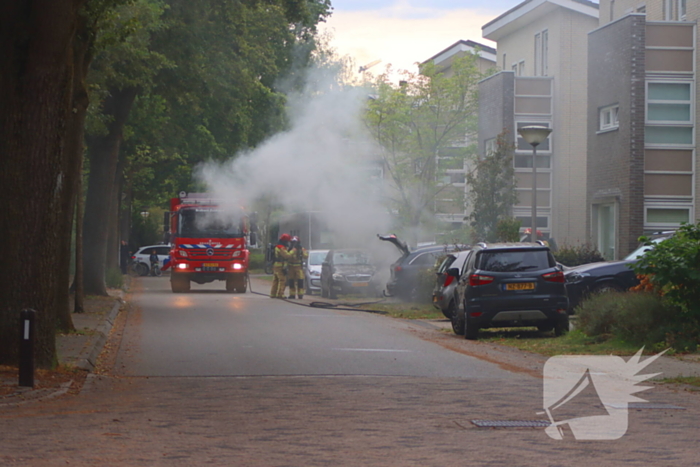 Brand in elektrische auto bij woning