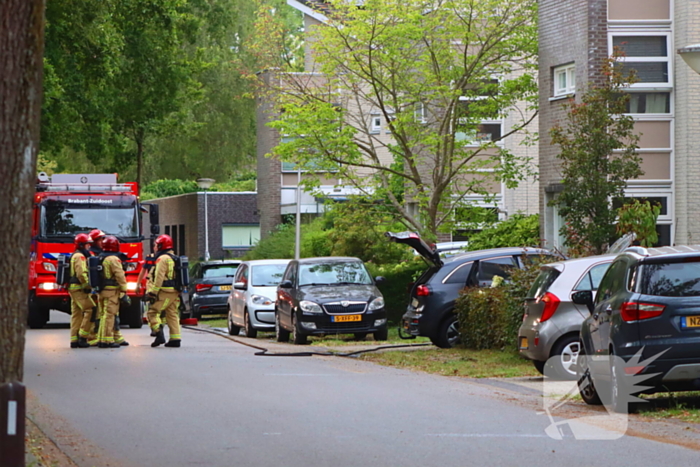 Brand in elektrische auto bij woning