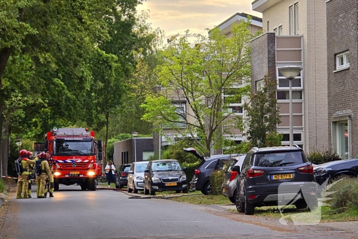 Brand in elektrische auto bij woning
