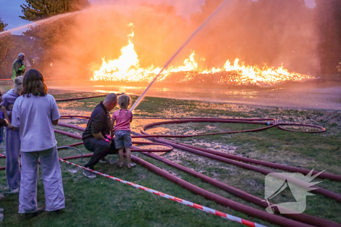 Vuurzee bij speeltuinfeest veroorzaakt grote rookontwikkeling