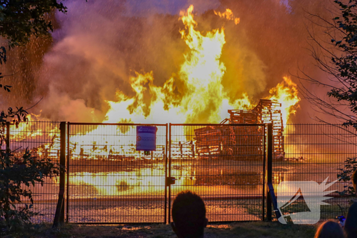 Vuurzee bij speeltuinfeest veroorzaakt grote rookontwikkeling