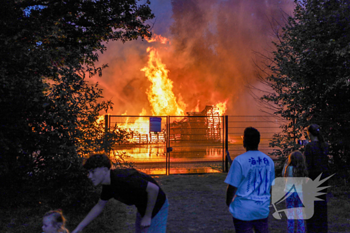 Vuurzee bij speeltuinfeest veroorzaakt grote rookontwikkeling