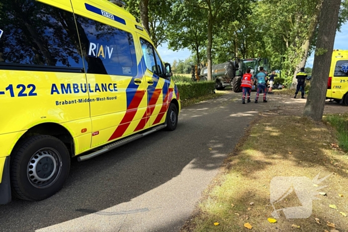 Tractor botst op motorrijder en belandt in sloot