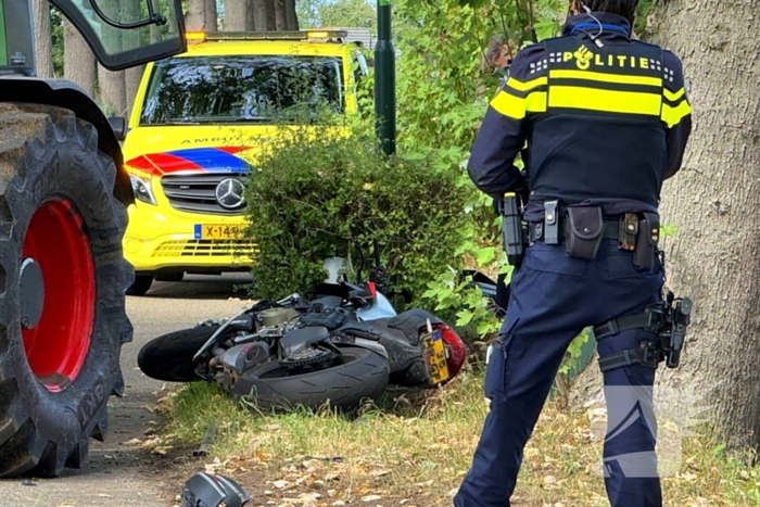 Tractor botst op motorrijder en belandt in sloot
