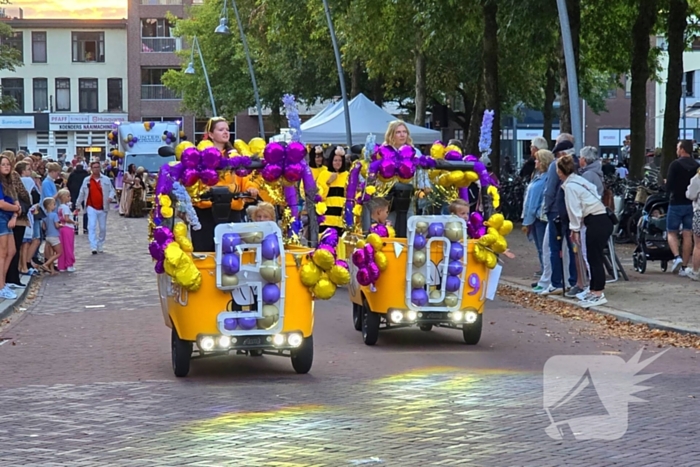Kleurrijke heide optocht trekt veel belangstelling