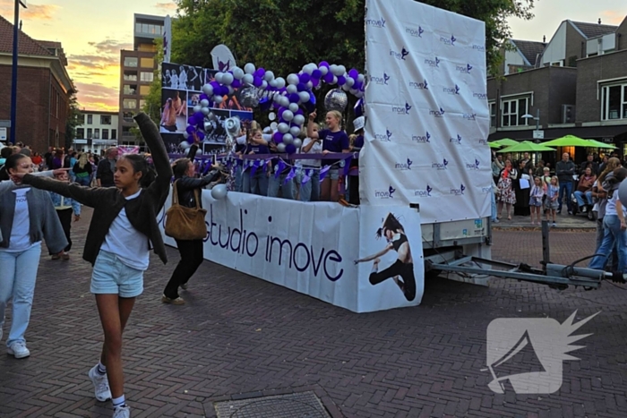 Kleurrijke heide optocht trekt veel belangstelling