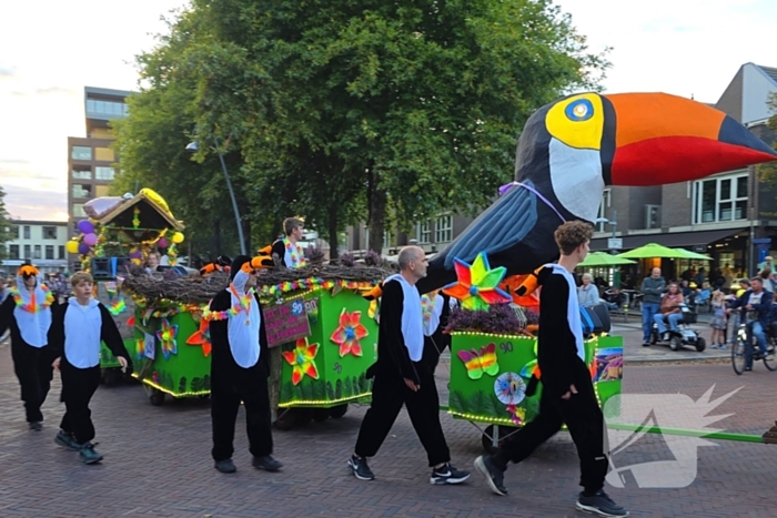 Kleurrijke heide optocht trekt veel belangstelling