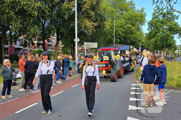 Kleurrijke heide optocht trekt veel belangstelling