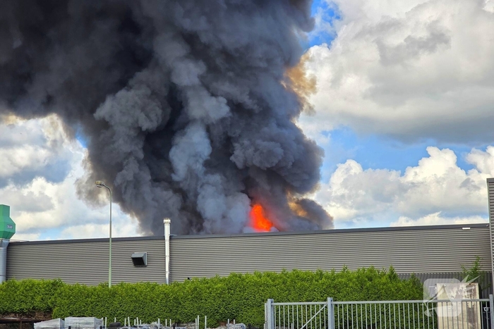 Flinke rookontwikkeling bij grote industriebrand
