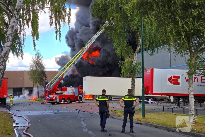 Flinke rookontwikkeling bij grote industriebrand