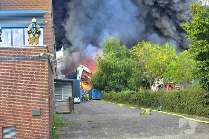Flinke rookontwikkeling bij grote industriebrand