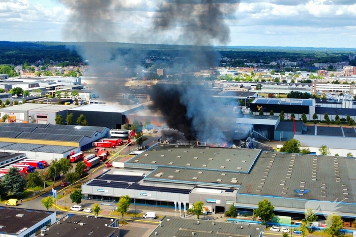 Flinke rookontwikkeling bij grote industriebrand